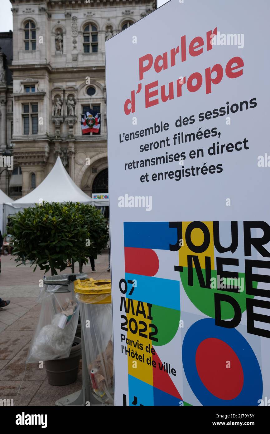 Le samedi 7 mai, une Journée de l'Europe a été organisée sur la place en face de l'Hôtel de ville de Paris, avec des stands pour les ONG et une salle de conférence Banque D'Images