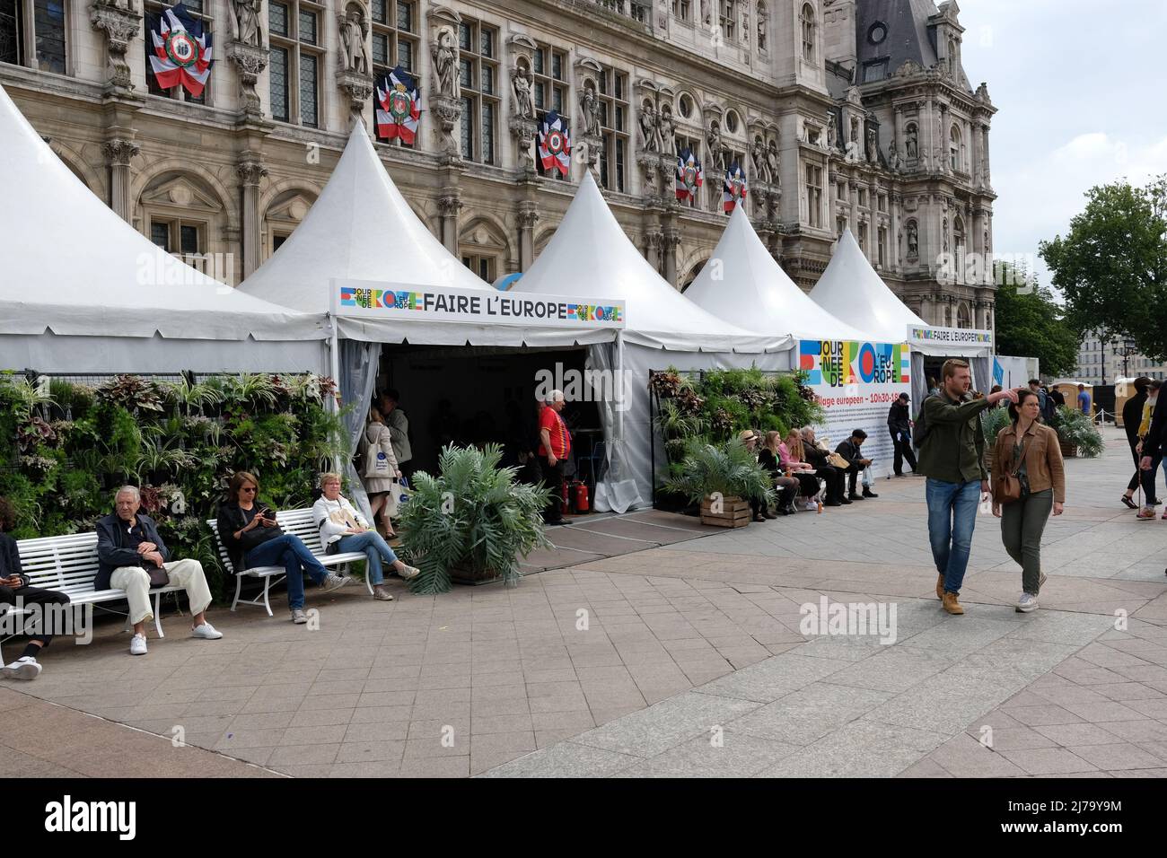 Le samedi 7 mai, une Journée de l'Europe a été organisée sur la place en face de l'Hôtel de ville de Paris, avec des stands pour les ONG et une salle de conférence Banque D'Images