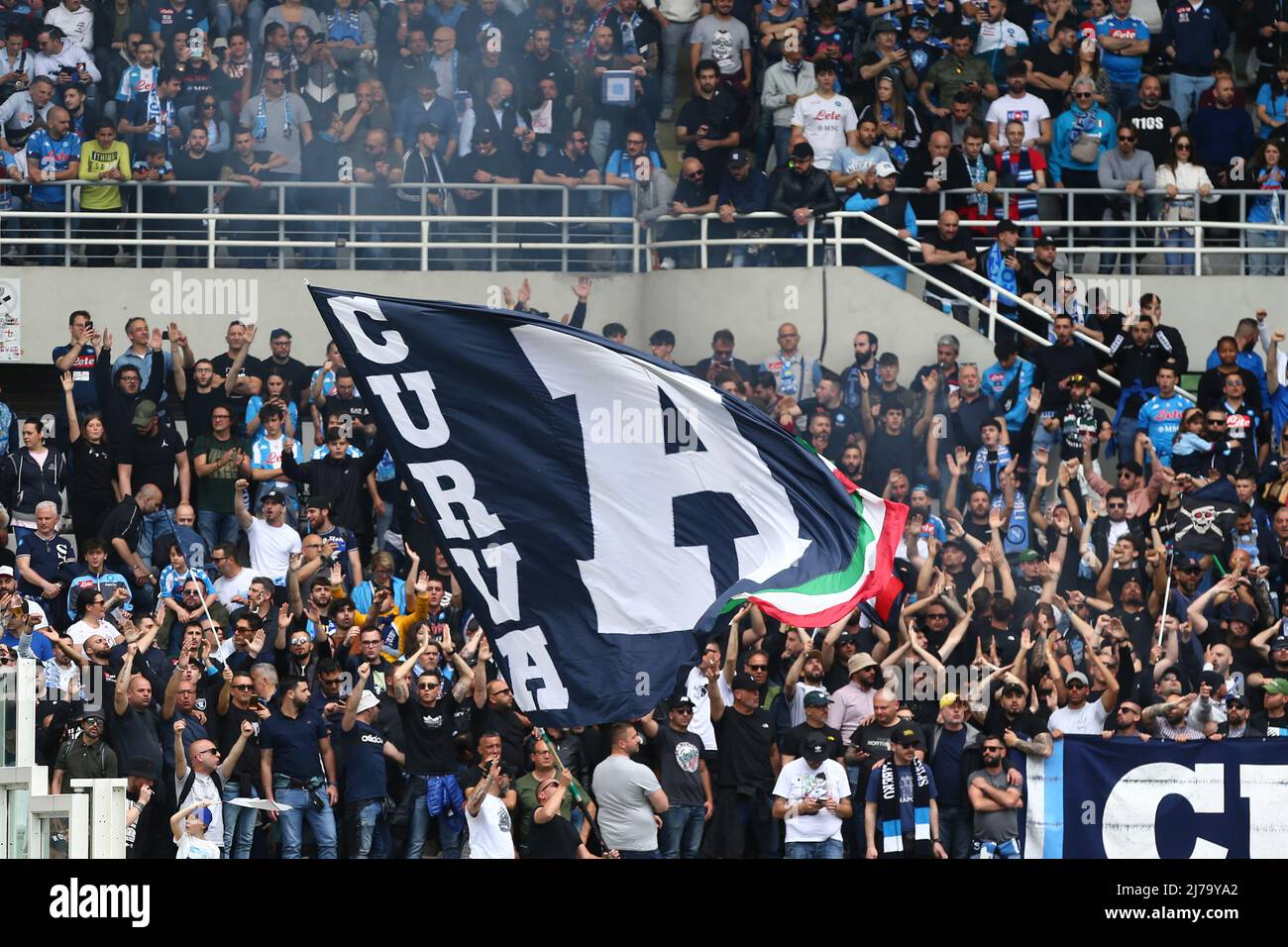 TURIN, ITALIE, 07 MAI 2022. Fans de SSC Napoli pendant la série Un match entre le FC Torino et la SSC Napoli au stade olympique Grande Torino. Crédit: Massimiliano Ferraro/Medialys Images/Alay Live News Banque D'Images