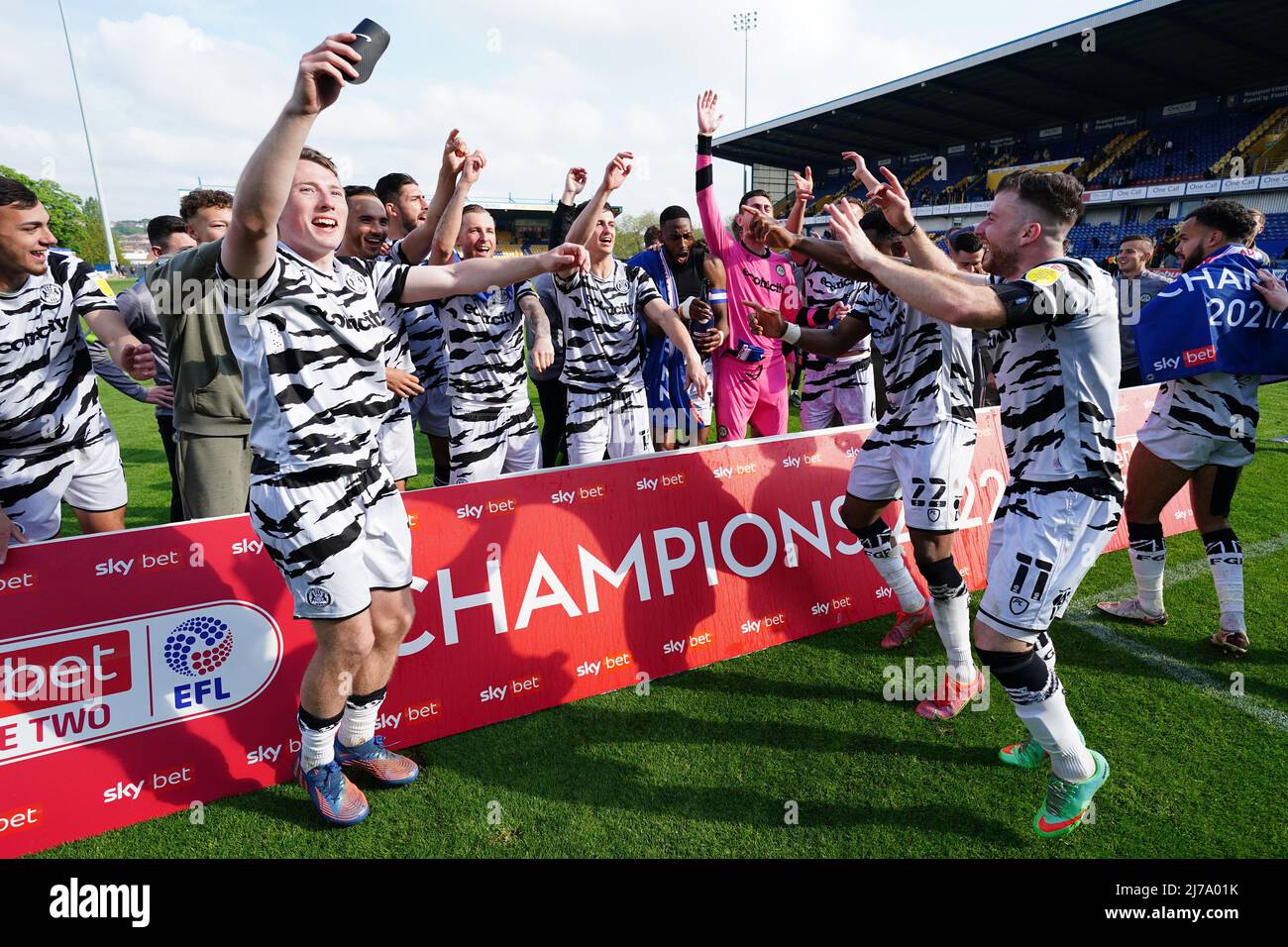 Nicky Cadden (à droite) de Forest Green Rovers célèbre avec ses coéquipiers après avoir remporté la ligue après le coup d'envoi final du match Sky Bet League Two au One Call Stadium, Mansfield. Date de la photo: Samedi 7 mai 2022. Banque D'Images