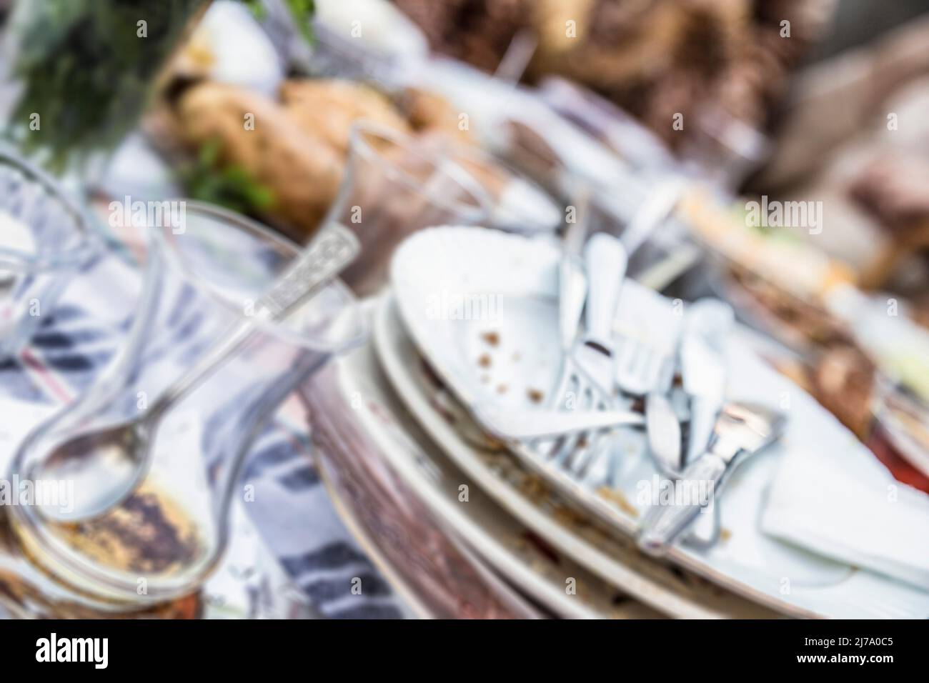 arrière-plan flou avec des assiettes et des verres sales sur la table après le petit déjeuner Banque D'Images