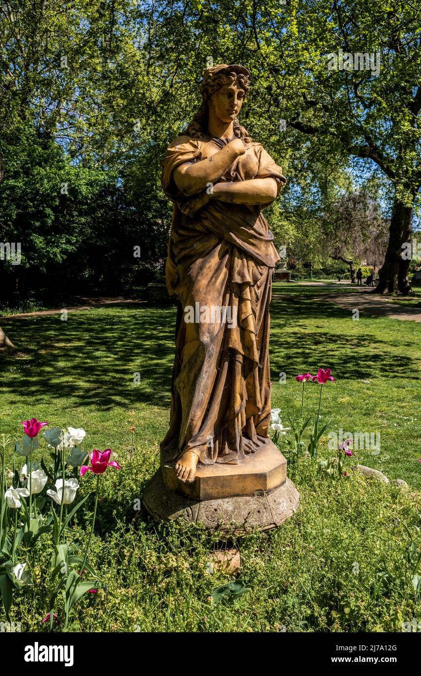 Statue d'Euterpe dans les jardins de St George, Bloomsbury, Londres. Statue de John Broad, en terre cuite de Doulton 1898. Banque D'Images