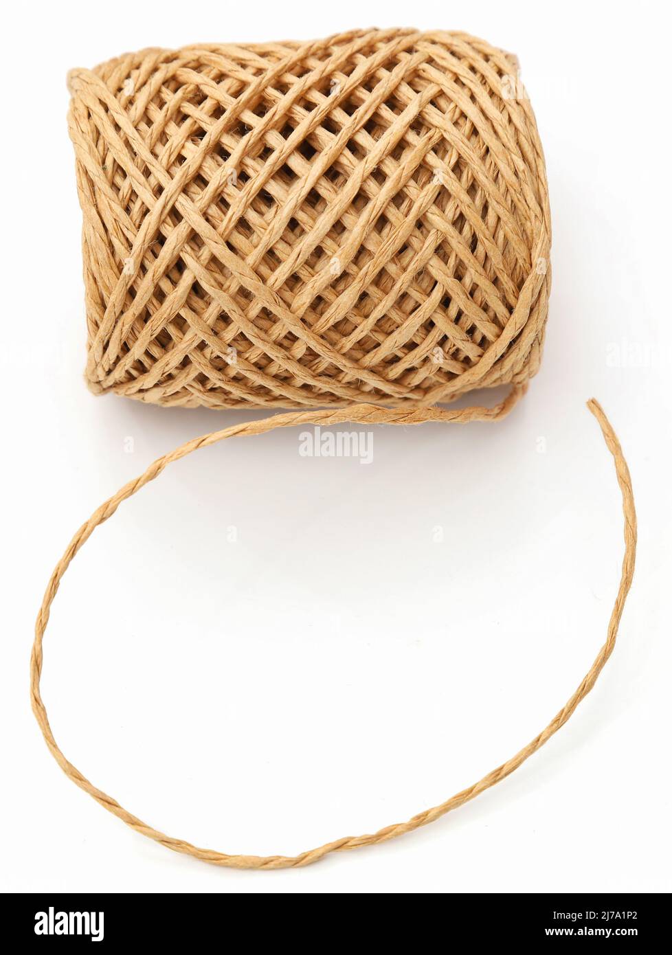 Bille de filetage en fibre de jute naturelle sur fond blanc Banque D'Images