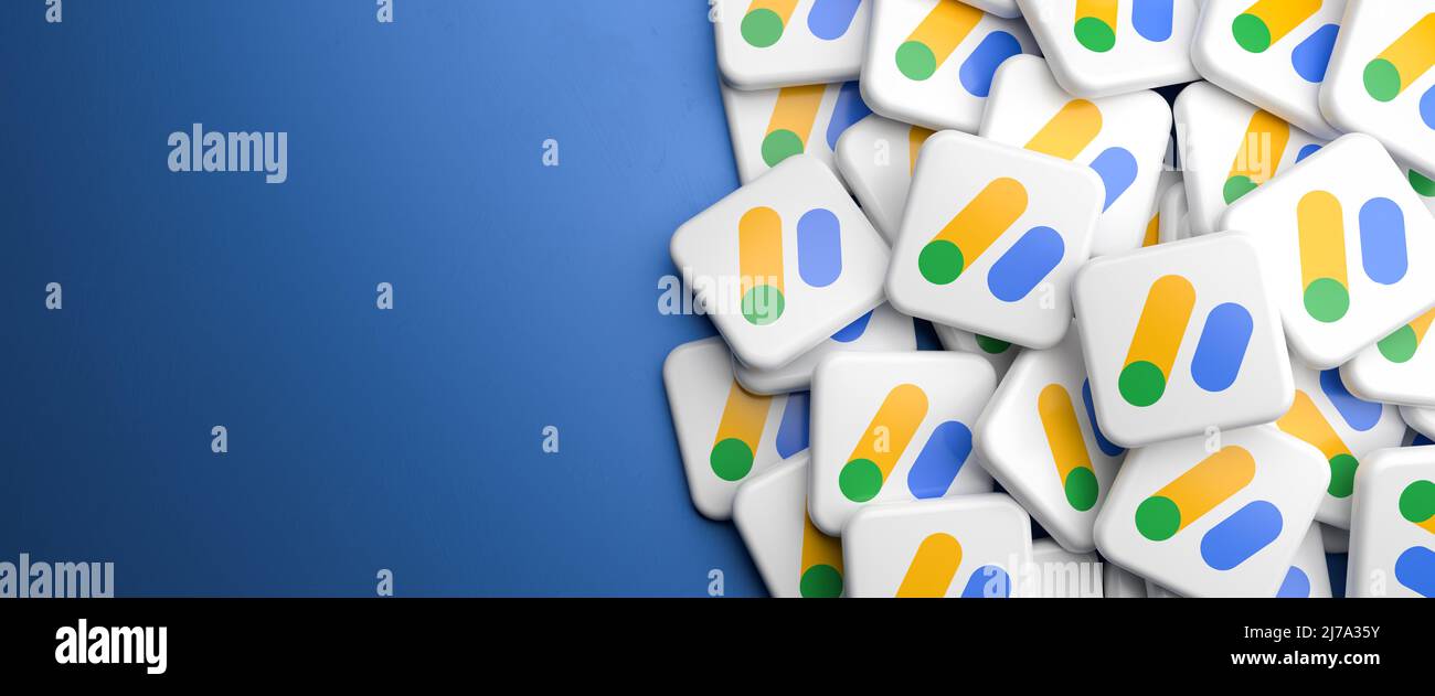 Logos du service Google AdSense pour la publicité sur des sites Web sur un tas sur une table. Copier l'espace. Format de bannière Web. Banque D'Images