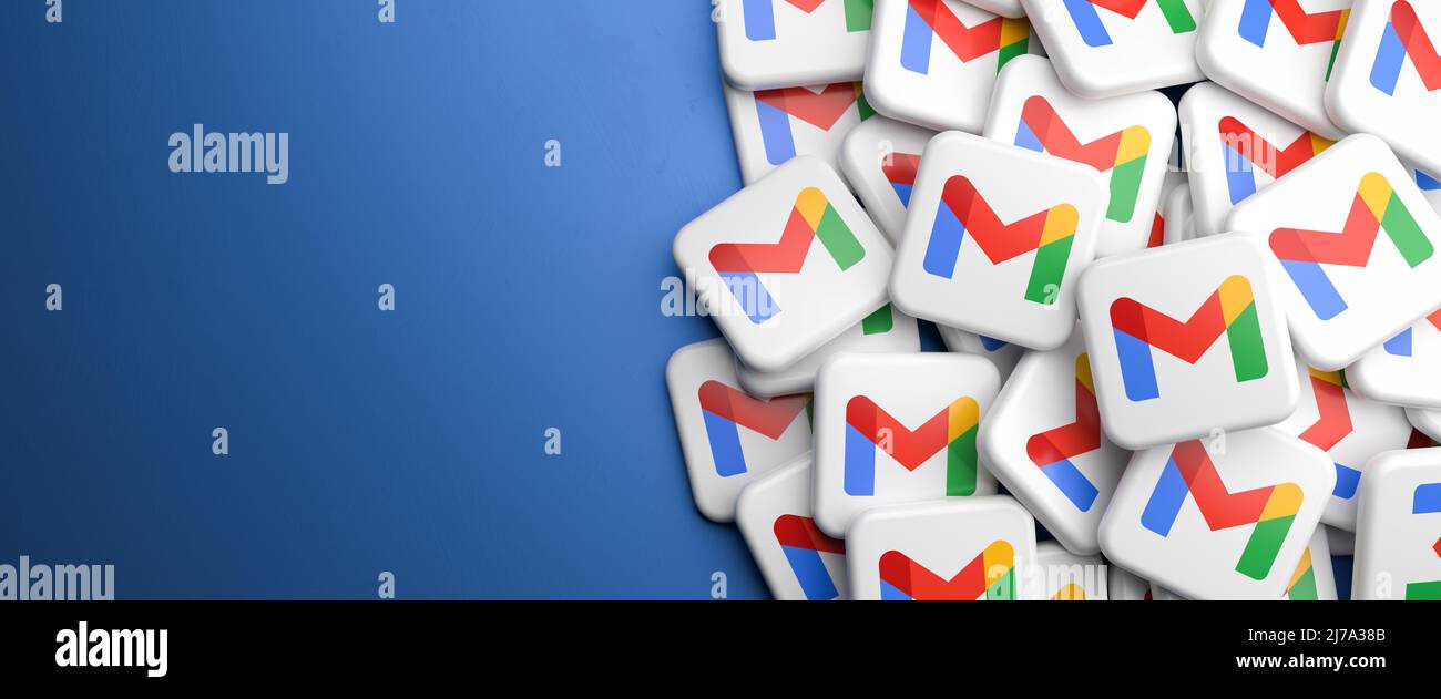 Logos du service Gmail de Google Mail sur un tas sur une table. Copier l'espace. Format de bannière Web. Banque D'Images