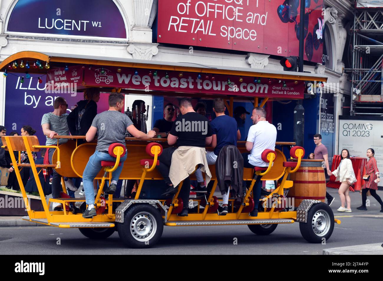 Londres, Royaume-Uni, 7 mai 2022 West End occupé le week-end ensoleillé. Le Mobile Bar passe par Piccadilly Circus. Credit: JOHNNY ARMSTEAD/Alamy Live News Banque D'Images