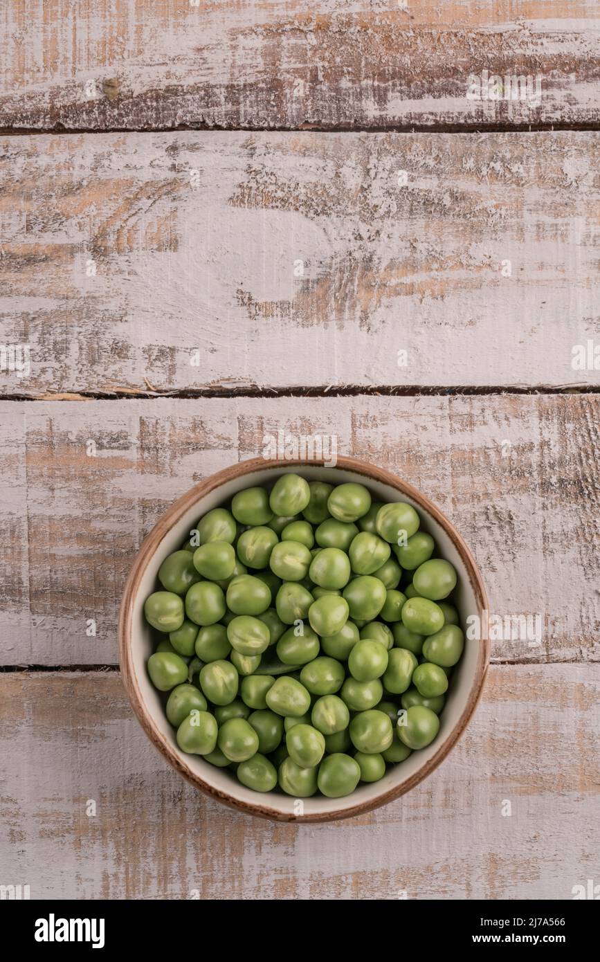 graines de pois fraîches et brutes sur une table en bois avec espace de copie Banque D'Images