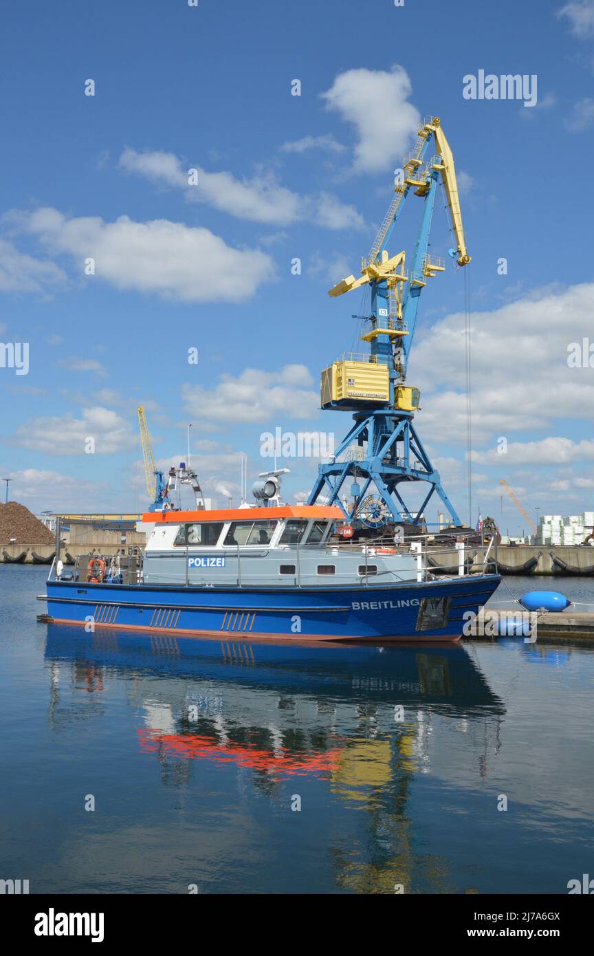 Bateau de police dans le port de Wismar Banque D'Images