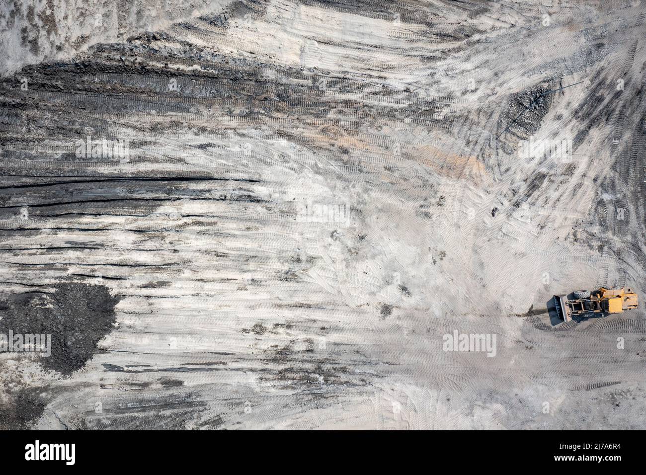 Carrière minière avec équipement lourd spécial excavation à ciel ouvert. Mine de dolomite. Vue de dessus. Industrial place - vue de dessus. Banque D'Images