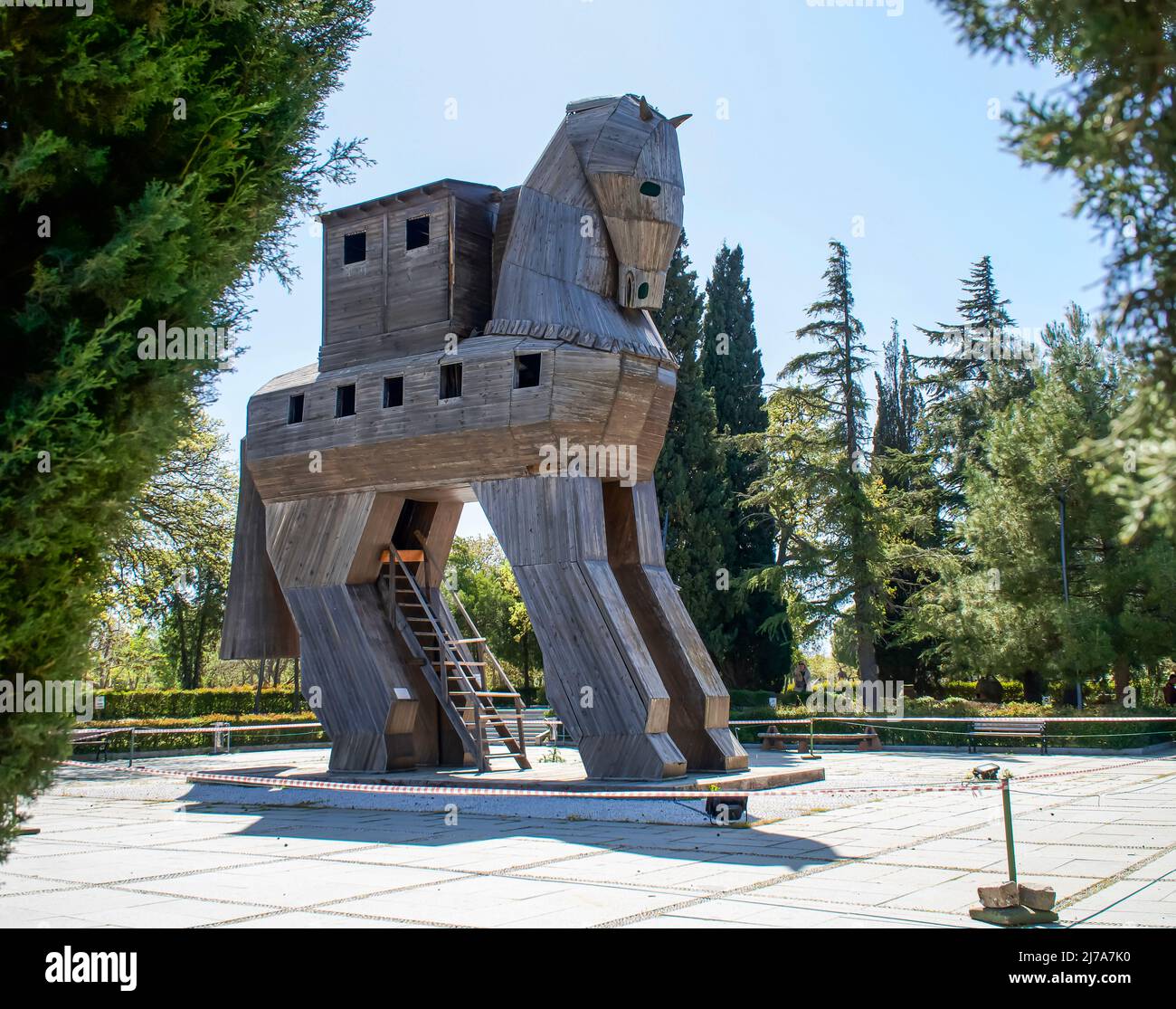 Cheval de Troie dans le musée en plein air, à Canakkale, Turquie. Cheval de Troie en bois un bâtiment symbolique de l'ancienne ville de Troie, vue latérale d'une statue Banque D'Images
