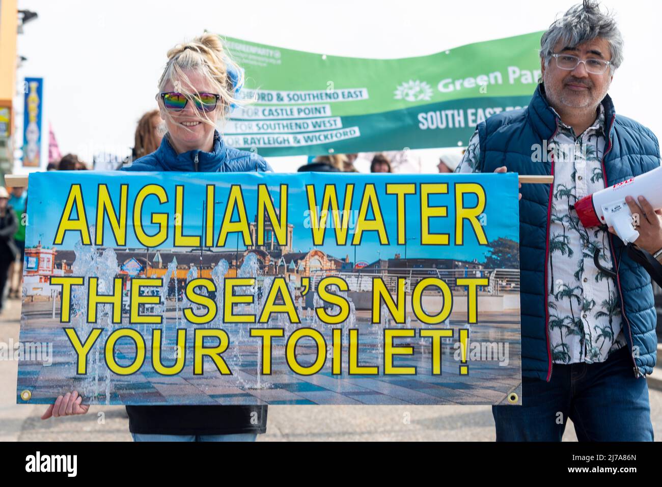 Protestation contre le rejet d'eaux usées dans l'estuaire de la Tamise à Southend on Sea, Essex, par la compagnie Anglian Water.Des manifestants avec des pancartes Banque D'Images