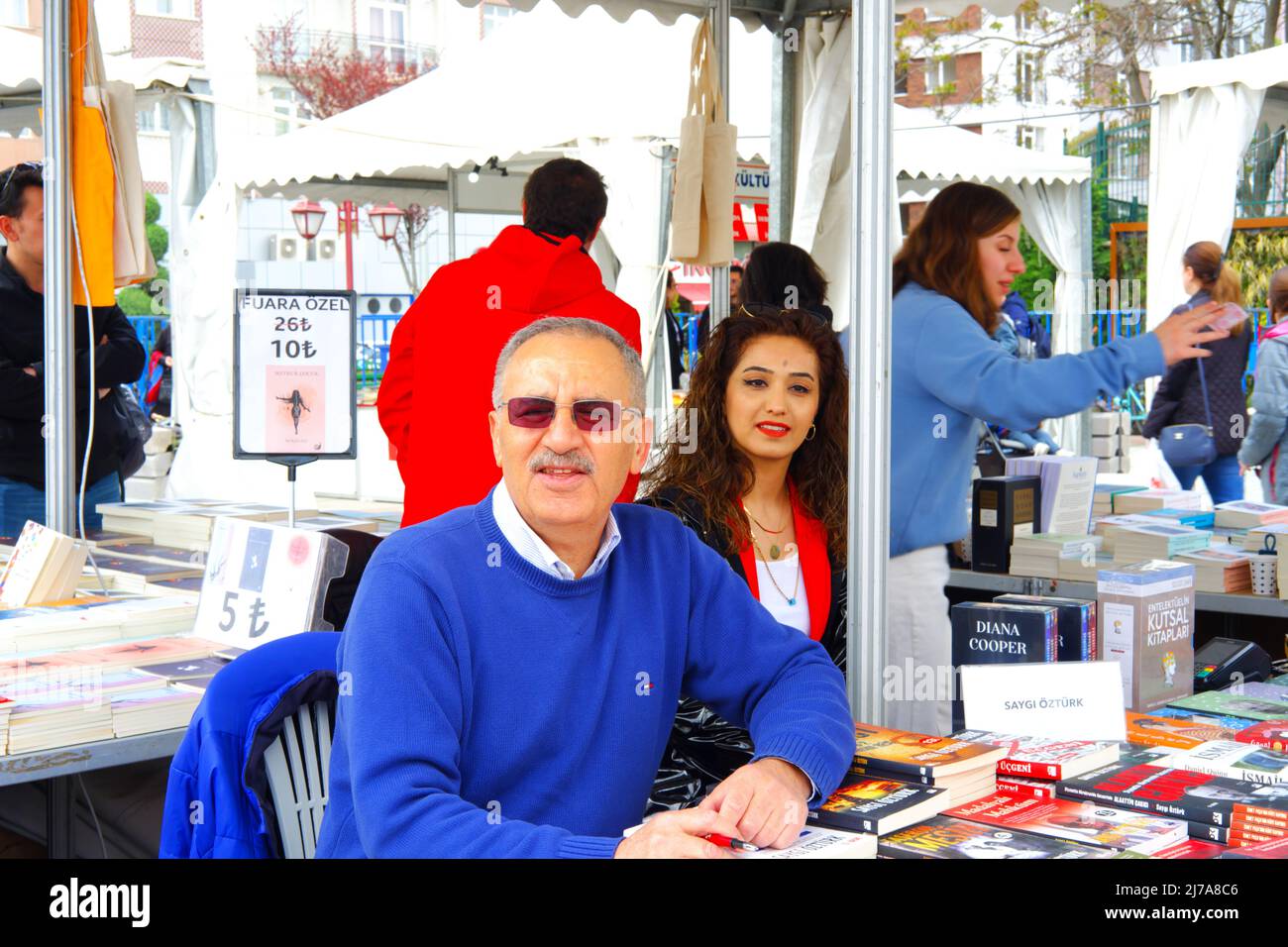 Eskisehir, Turquie. 07th mai 2022. Eskisehir, Turquie, écrivain turc Saygi Ozturk est à la foire du livre de Yunusemre Eskisehir Turquie crédit: Del Calle/Alamy Live News Banque D'Images