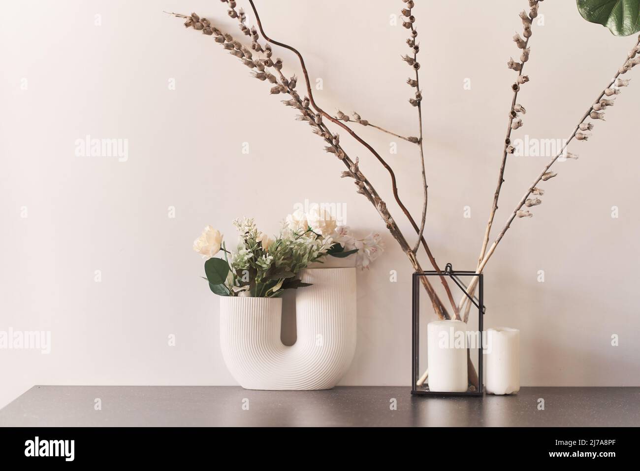 Magnifique vase incurvé avec fleurs en gros plan. Fleurs dans le design intérieur. Maison confortable. Photo de haute qualité Banque D'Images