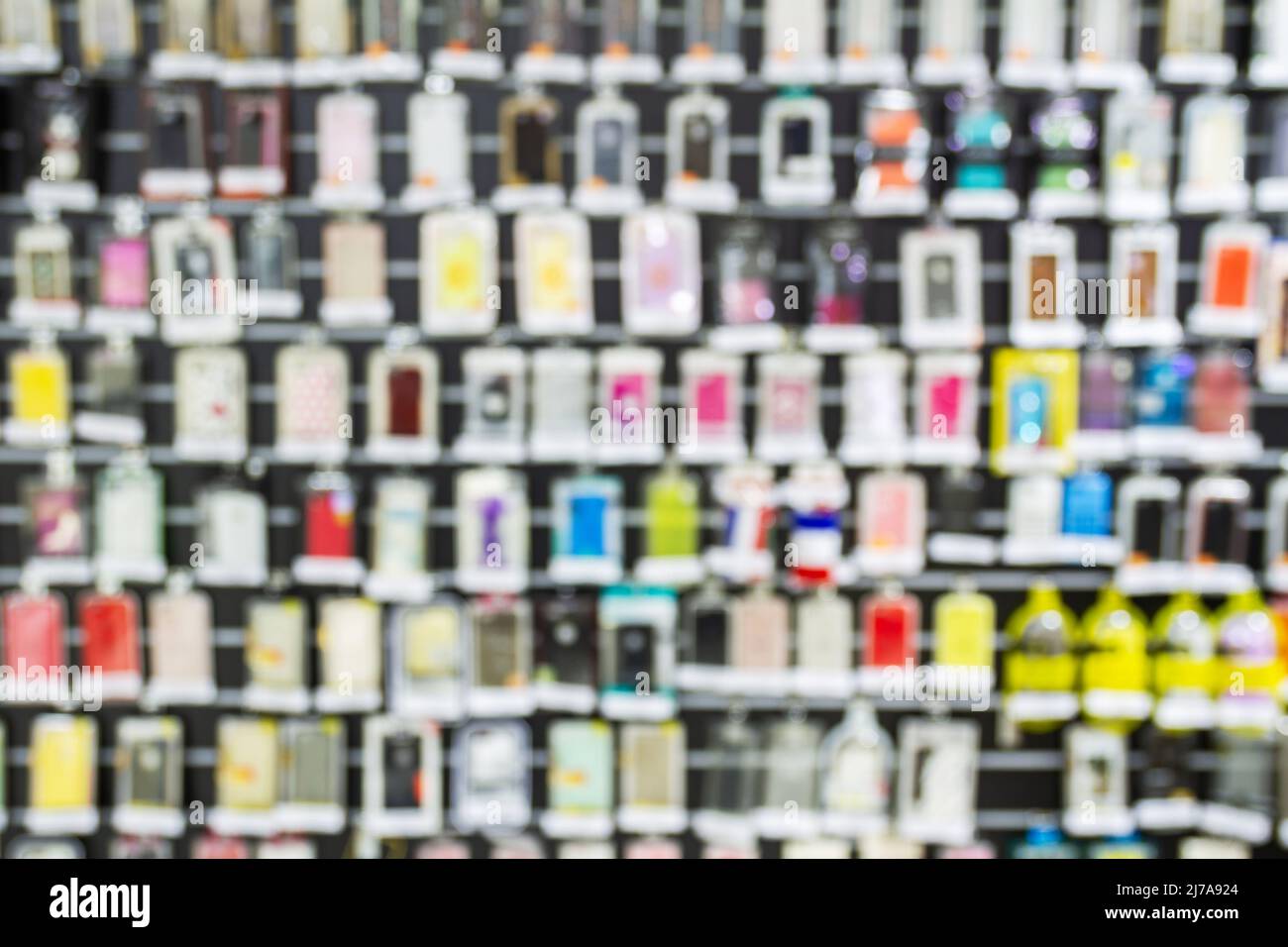 Fenêtre de magasin floue avec étuis colorés pour téléphones. Banque D'Images
