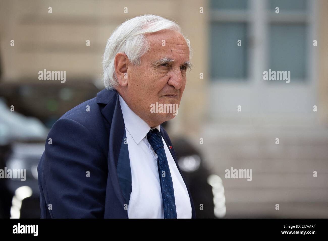 Paris, France. 07th mai 2022. L'ancien Premier ministre Jean-Pierre Raffarin  quitte le palais présidentiel de l'Elysée à Paris le 7 mai 2022 pour  assister à la cérémonie d'investiture d'Emmanuel Macron à la