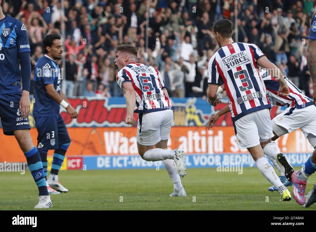TILBURG - (lr) Giacomo Quagliata de Heracles Almelo, Wessel Dammers de Willem II, Freek Heerkens de Willem II fêtent le 1-0 lors du match hollandais entre Willem II et Heracles Almelo au stade Koning Willem II le 7 mai 2022 à Tilburg, aux pays-Bas. ANP BART STOUTJEDIJK Banque D'Images