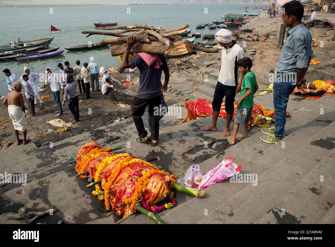 Un cadavre est couché pour être incinéré à Manikarnika Ghat à Varanasi. C'est un lieu sacré traditionnel sur les rives du Gange pour crèmate les corps morts o Banque D'Images