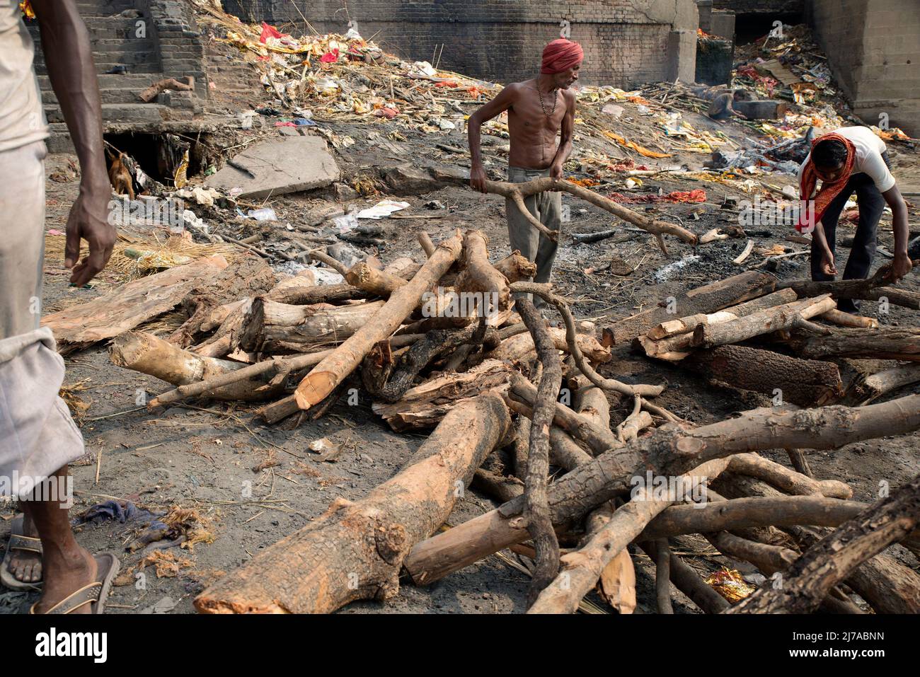 Les gens organisent des rondins de bois pour créer un cadavre à Manikarnika Ghat à Varanasi. C'est un lieu sacré traditionnel sur les rives du Gange au crémat Banque D'Images