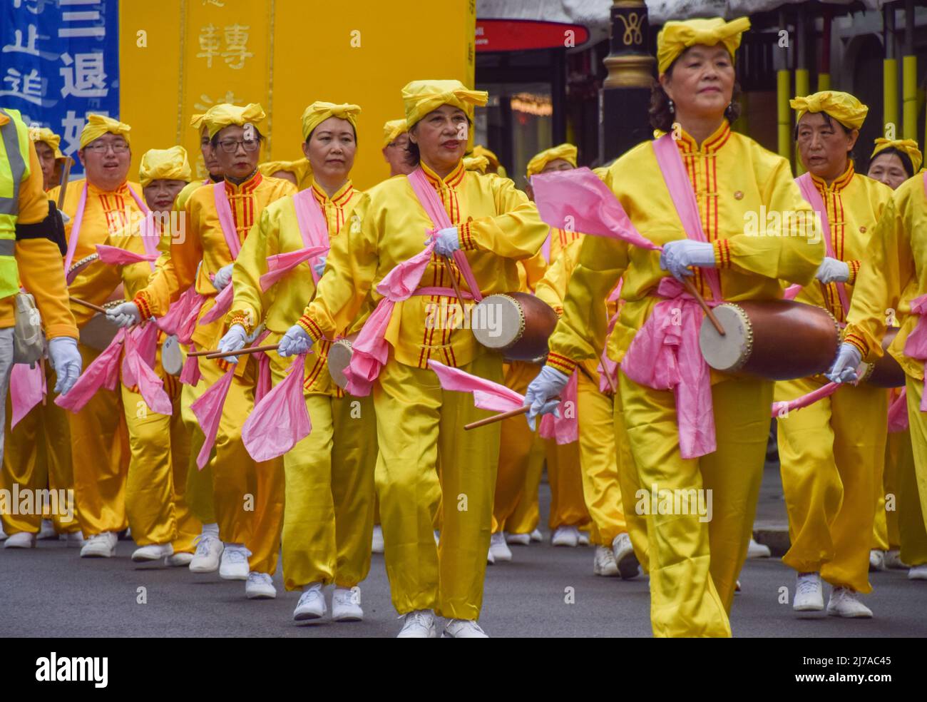 7 mai 2022, Londres, Angleterre, Royaume-Uni: Les praticiens défilera à Whitehall. Les pratiquants de Falun Dafa (également connu sous le nom de Falun Gong) ont défilé dans le centre de Londres jusqu'à Downing Street à l'occasion du 30th anniversaire de la fondation du mouvement, pour célébrer la pratique et sensibiliser les pratiquants à la persécution des pratiquants en Chine. Falun Gong combine méditation et exercices de Qigong avec philosophie morale, et a été soumis à une répression continue par le Parti communiste chinois. (Image de crédit : © Vuk Valcic/ZUMA Press Wire) Banque D'Images
