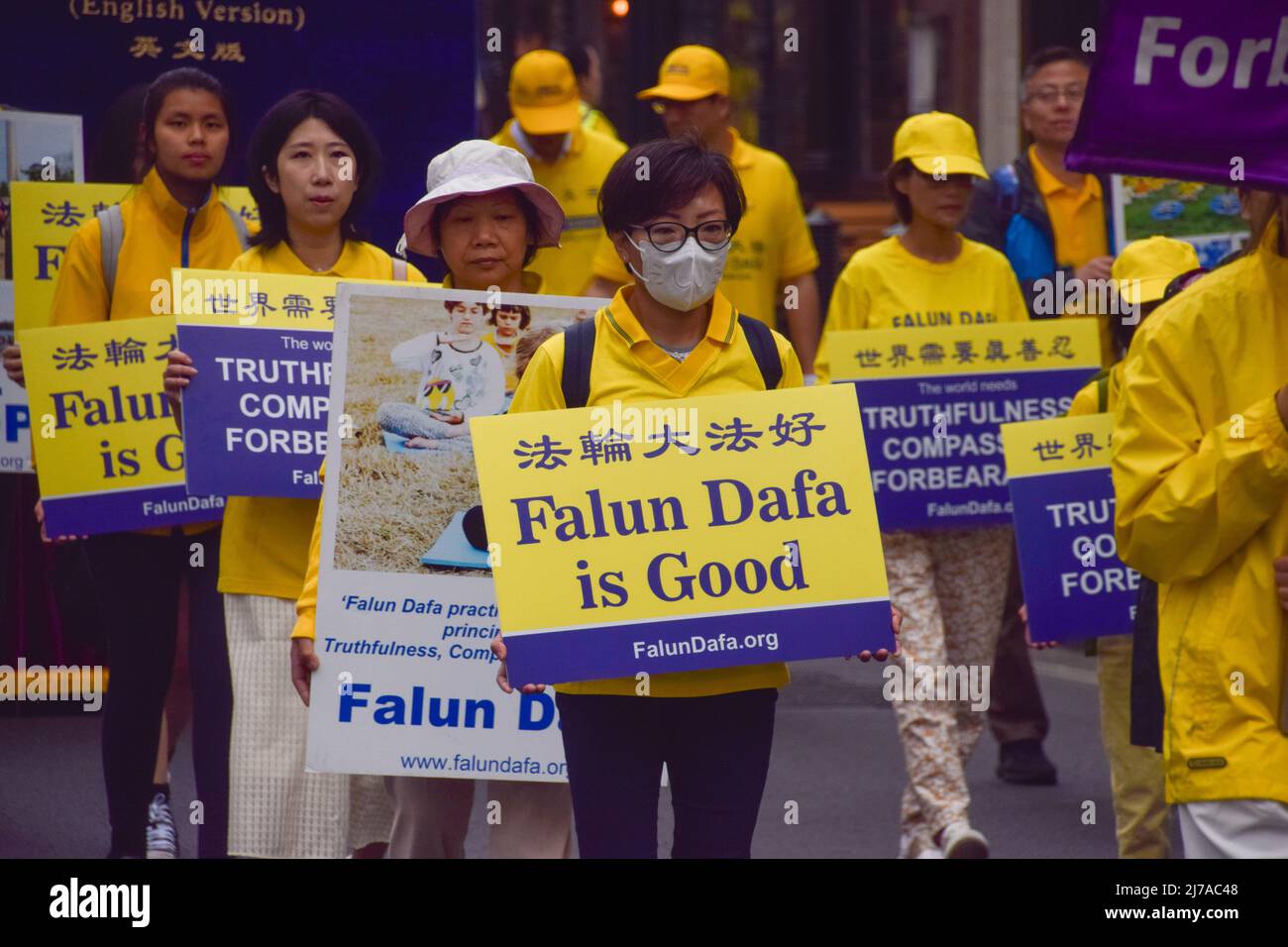 7 mai 2022, Londres, Angleterre, Royaume-Uni: Les praticiens défilera à Whitehall. Les pratiquants de Falun Dafa (également connu sous le nom de Falun Gong) ont défilé dans le centre de Londres jusqu'à Downing Street à l'occasion du 30th anniversaire de la fondation du mouvement, pour célébrer la pratique et sensibiliser les pratiquants à la persécution des pratiquants en Chine. Falun Gong combine méditation et exercices de Qigong avec philosophie morale, et a été soumis à une répression continue par le Parti communiste chinois. (Image de crédit : © Vuk Valcic/ZUMA Press Wire) Banque D'Images