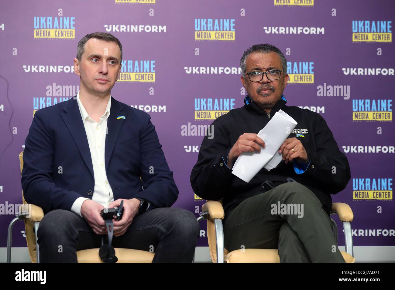 KIEV, UKRAINE - LE 7 MAI 2022 - le ministre ukrainien de la Santé, Viktor Liashko (L), et le Directeur général DE L'OMS, le Dr Tedros Adhanom Ghebreyesus, sont photographiés dur Banque D'Images