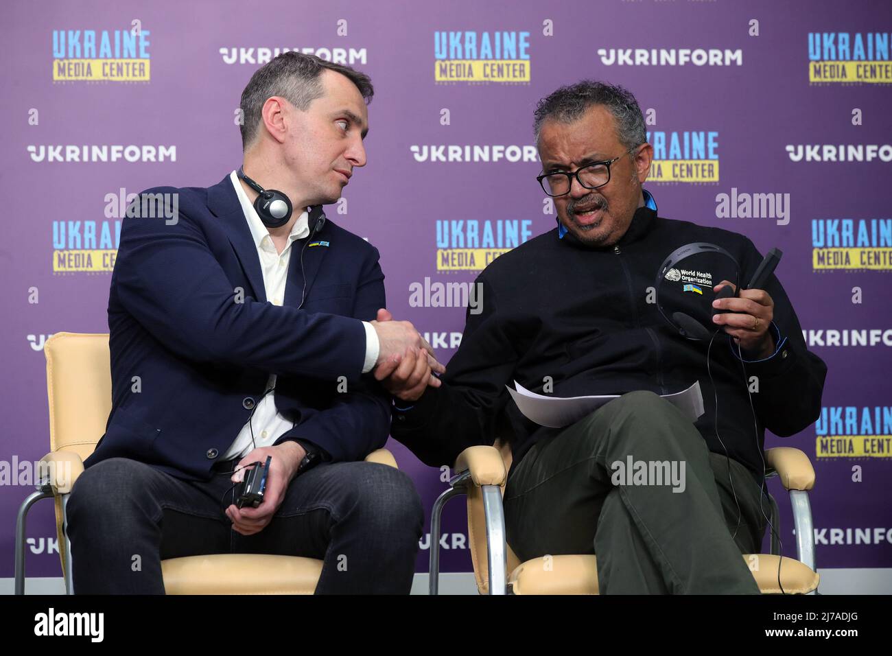 KIEV, UKRAINE - le 7 MAI 2022 - le ministre de la Santé de l'Ukraine Viktor Liashko (L) serre la main avec le Directeur général DE L'OMS, le Dr Tedros Adhanom Ghebreyesus du Banque D'Images