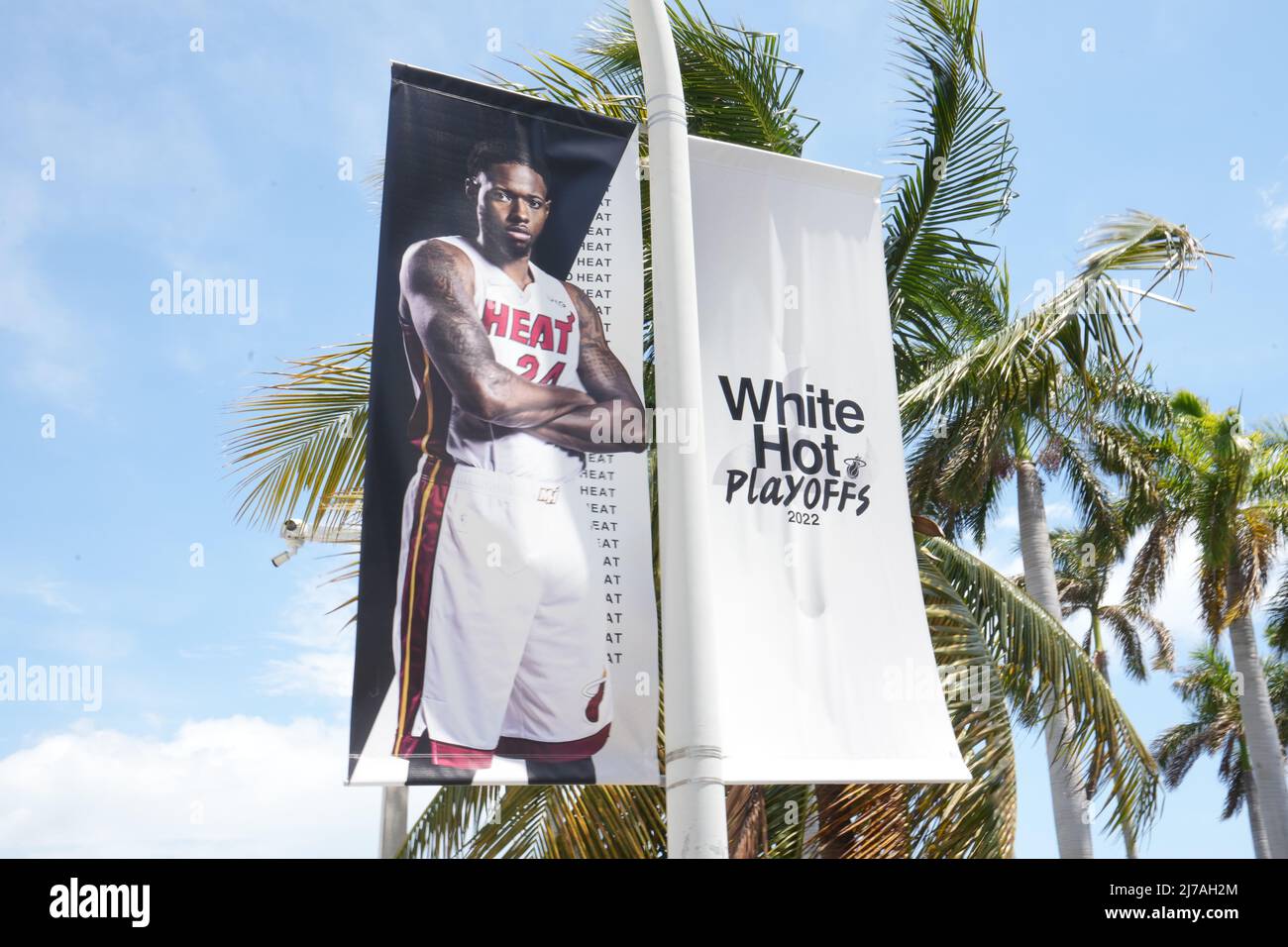 Une bannière faisant la promotion des séries éliminatoires de la NBA 2022 avec l'image de la chaleur de Miami Jimmy Butler à la FTX Arena, le lundi 2 mai 2022, à Miami. Banque D'Images