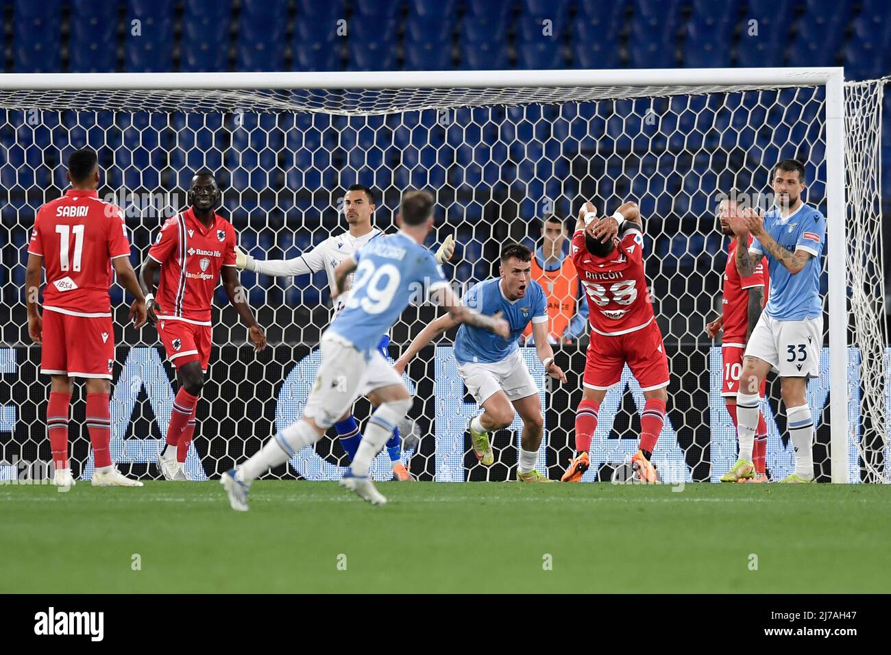 Patric Gil de SS Lazio (c) célèbre après avoir marquant le but de 1-0 lors de la série Un match de football entre SS Lazio et Sampdoria UC au stade Olimpico à Rome (Italie), le 7th mai 2022. Photo Antonietta Baldassarre / Insidefoto Banque D'Images