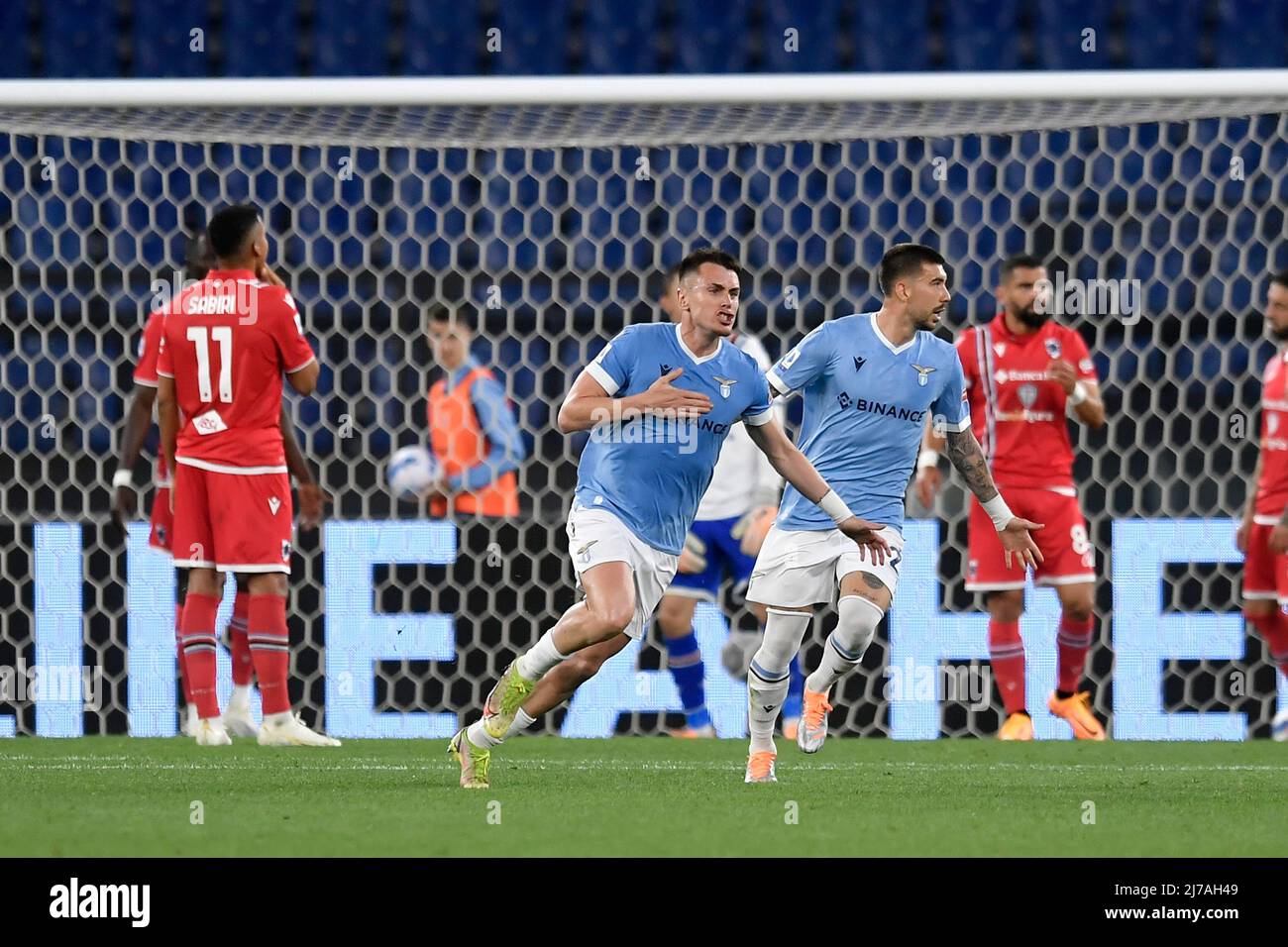 Patric Gil de SS Lazio (c) célèbre après avoir marquant le but de 1-0 lors de la série Un match de football entre SS Lazio et Sampdoria UC au stade Olimpico à Rome (Italie), le 7th mai 2022. Photo Antonietta Baldassarre / Insidefoto Banque D'Images