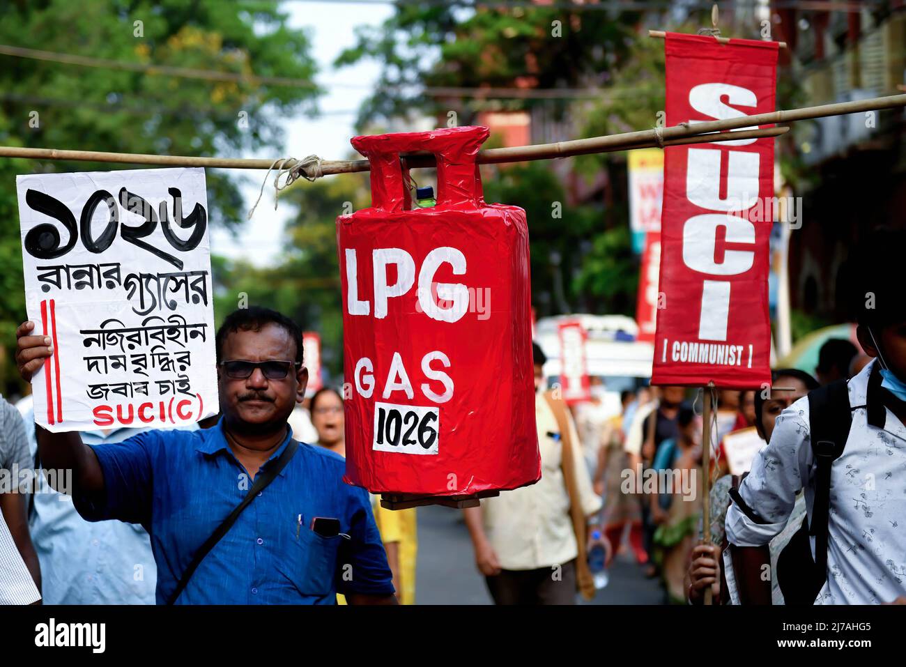 Le militant du social Unity Center of India (SUCI) tient une plaque lors d'une manifestation contre le gouvernement central pour la hausse des prix des bouteilles de gaz de pétrole liquéfié (GPL) à Kolkata. La hausse des prix de la bouteille de gaz de cuisson a atteint RS 1026 en Inde, ce qui a eu un effet sur la vie économique des citoyens ordinaires. (Photo par Avishek Das / SOPA Images / Sipa USA) Banque D'Images