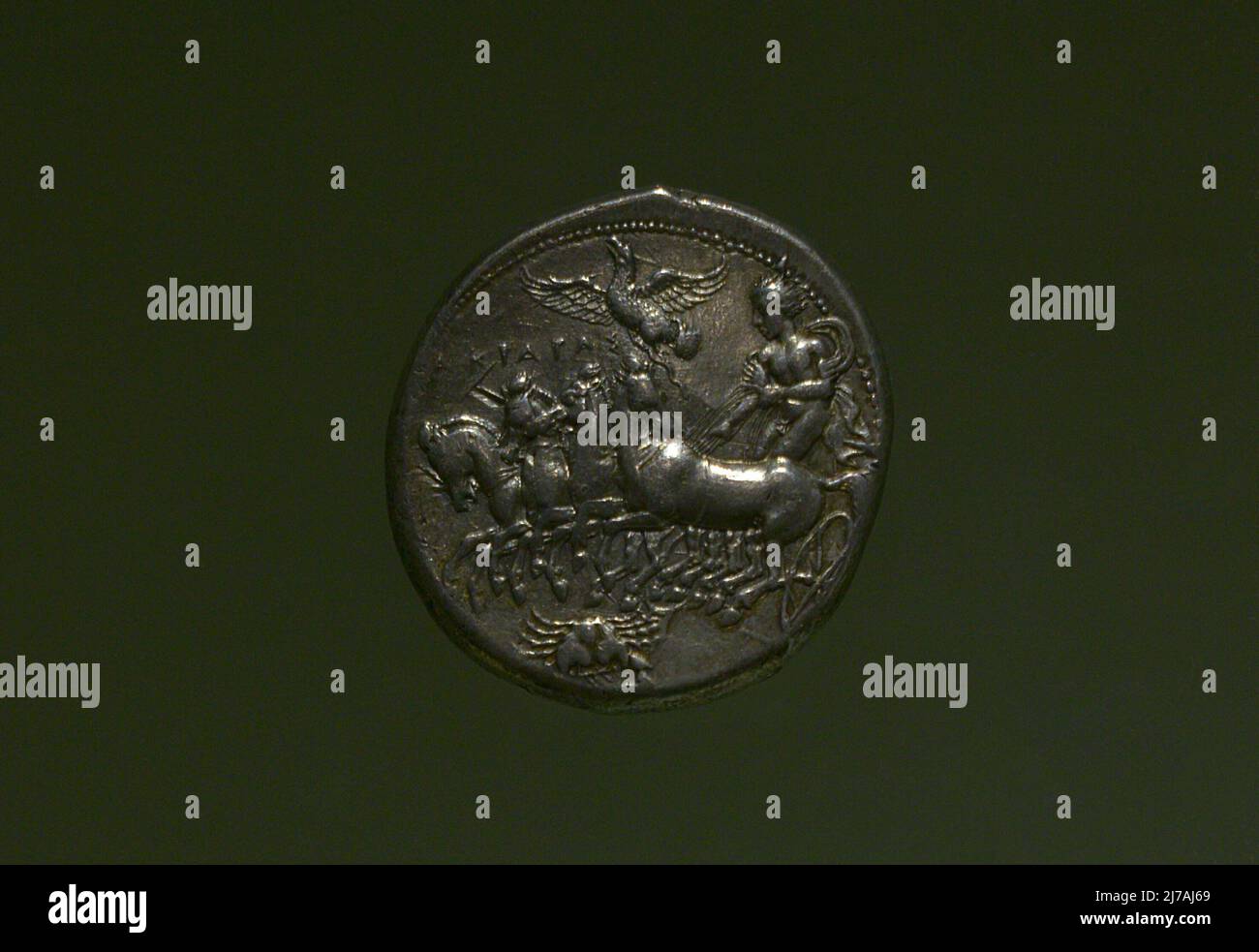 Pièce de monnaie avec représentation d'un quadriga conduit par un char. Daté de env. 425-400 C.-B. Agrigentum. Musée Calouste Gulbenkian. Lisbonne, Portugal. Banque D'Images