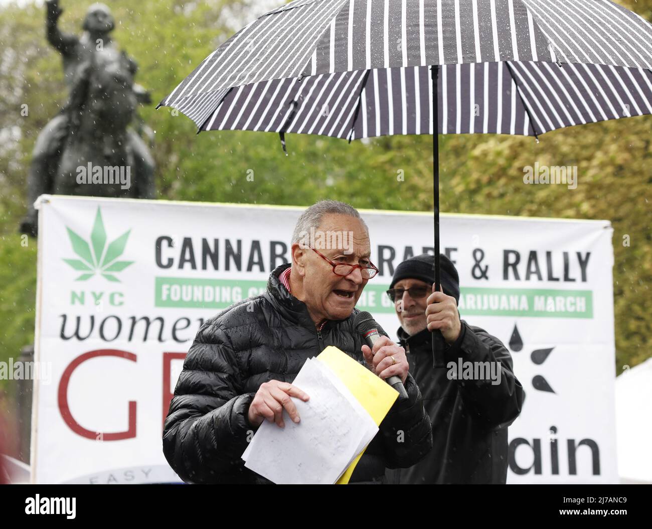 New York, États-Unis. 07th mai 2022. Le sénateur Chuck Schumer s'exprime au NY Cannabis Parade and Rally à Union Square à New York le samedi 7 2022 mai. Photo de John Angelillo/UPI crédit: UPI/Alay Live News Banque D'Images