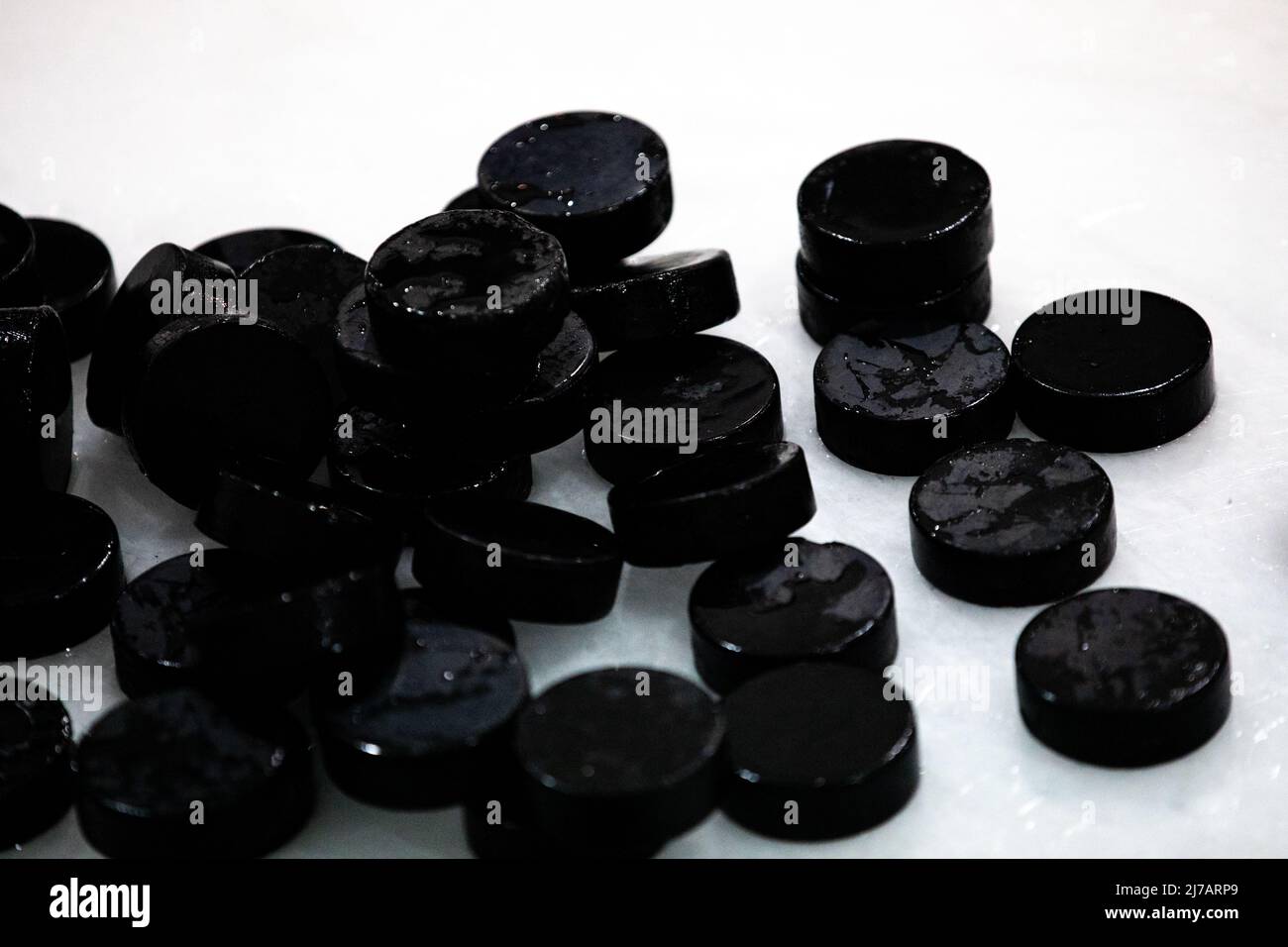 Pile de rondelles de hockey sur glace noires. Banque D'Images