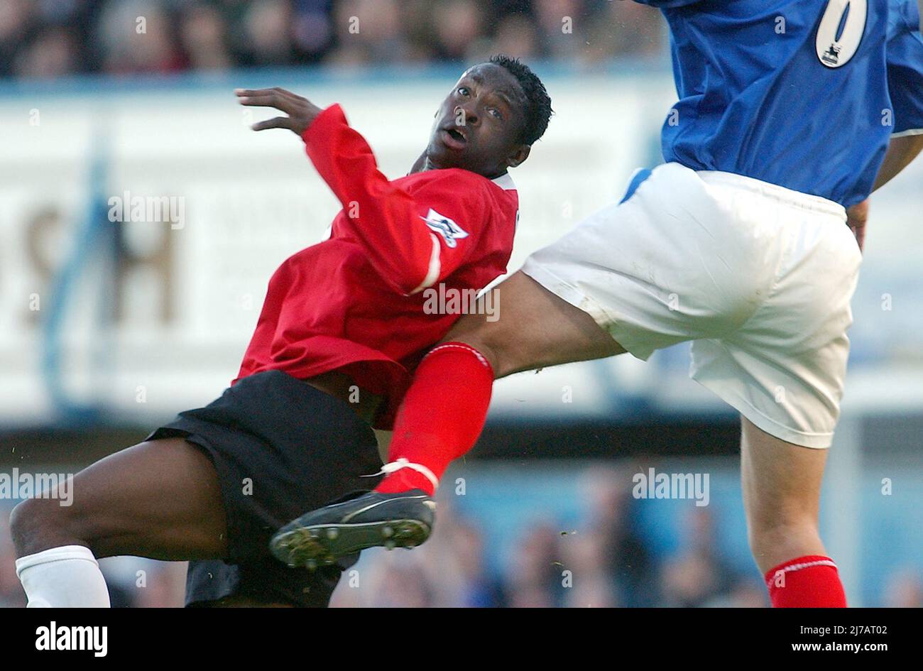 PORTSMOUTH V MAN UTD 30-10-04 LOUIS SAHA PIC MIKE WALKER, 2004 Banque D'Images