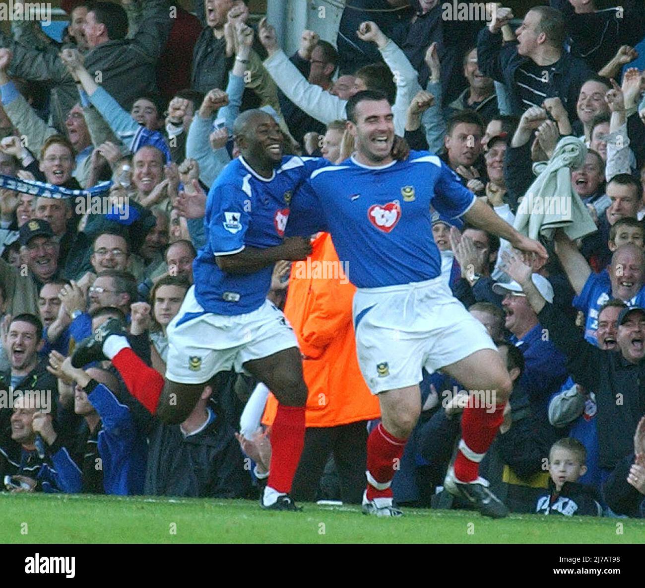 Portsmouth v Manchester United David Unsworth célèbre après avoir obtenu le score de la zone de pénalité. Pic MIKE WALKER 2004 Banque D'Images