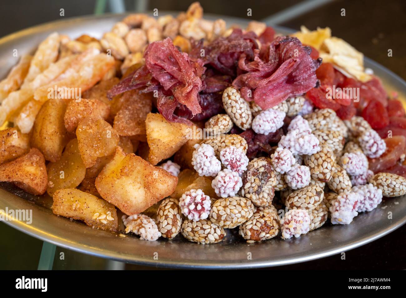 Dessert turc et du Moyen-Orient et amuse-gueule, assortiment de noix,  fruits secs et baies sur l'assiette Photo Stock - Alamy