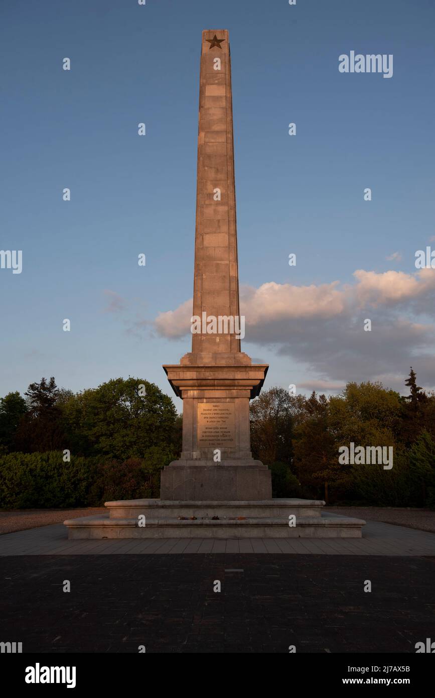 7 mai 2022, Varsovie, Varsovie, Pologne : l'obélisque du cimetière des soldats soviétiques est visible le 7 mai 2022 à Varsovie, Pologne. Le cimetière militaire soviétique a été construit entre 1949 et 1950 et contient les cendres de plus de 21,000 soldats soviétiques du Front de Biélorussie de 1st qui sont morts soit dans la bataille soit à la suite des blessures subies pendant la bataille de libérer Varsovie contre les armées du troisième Reich in 1944-1945. (Image de crédit : © Aleksander Kalka/ZUMA Press Wire) Banque D'Images