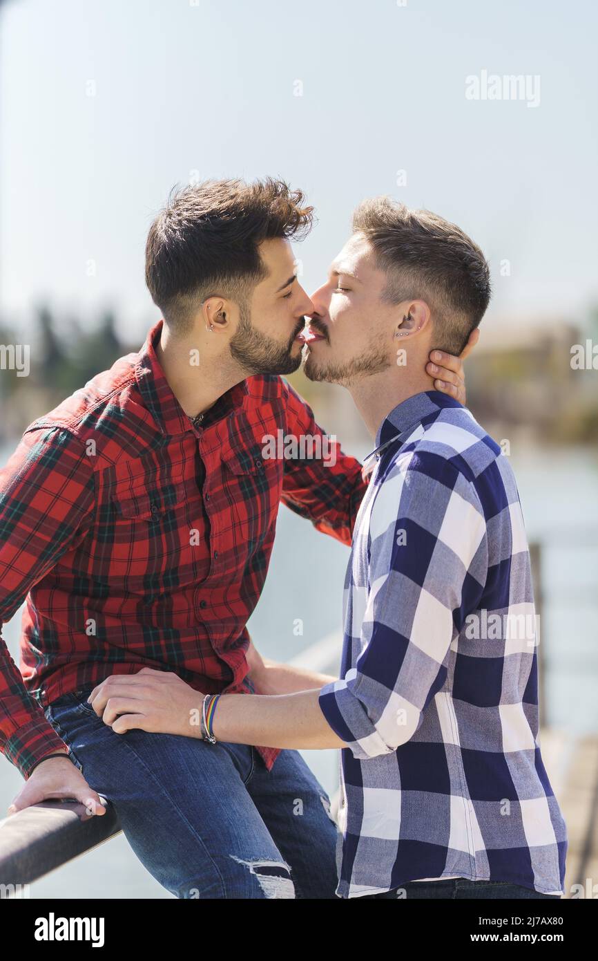couple gay sur le point de s'embrasser les uns les autres sur les lèvres Banque D'Images