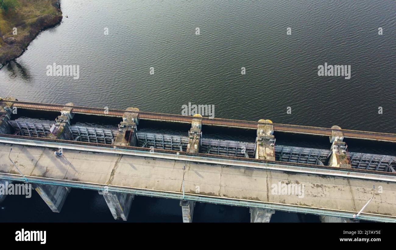 Barrage de Drone View sur la rivière. Vue de dessus du barrage hydroélectrique. Banque D'Images