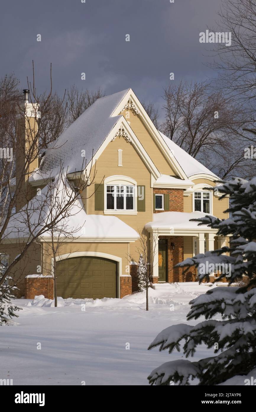 Moderne rouge nuancé brique et beige bois planche a ajouté deux étages maison de style cottage de campagne en hiver. Banque D'Images