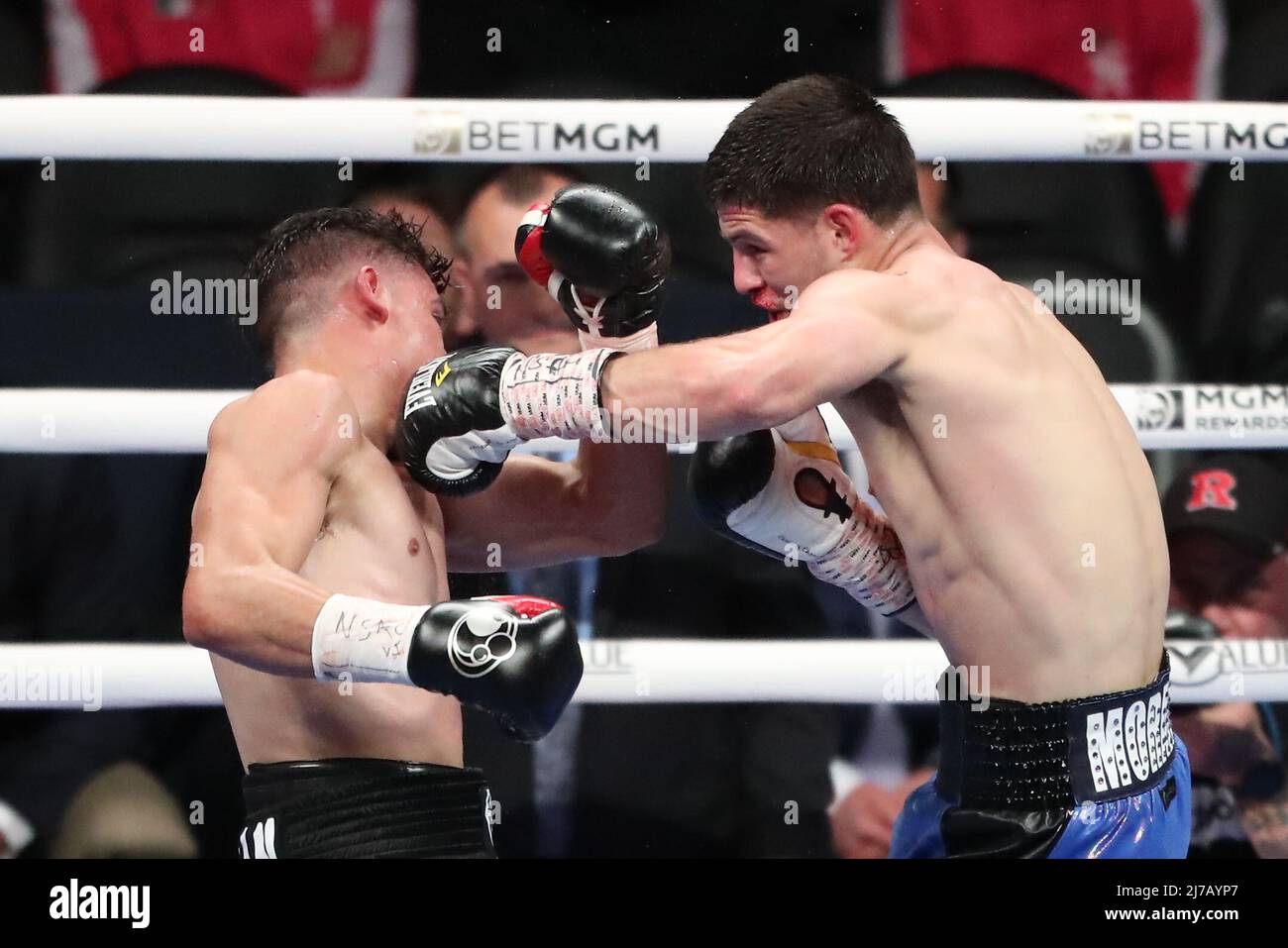 Las Vegas, États-Unis. 07th mai 2022. LAS VEGAS, NV - 7 MAI : (R-L) le boxeur Alexis Espino pointue Aaron Silva lors de leur combat à la T-Mobile Arena le 7 mai 2022 à Las Vegas, Nevada, Etats-Unis. (Photo par Alejandro Salazar/PxImages) Credit: PX Images/Alamy Live News Banque D'Images