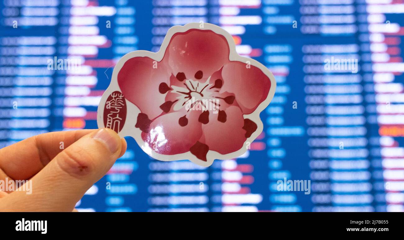 11 décembre 2021, Taïwan, Taoyuan. L'emblème de China Airlines sur fond de carte électronique avec horaires de vol à l'internatio Banque D'Images