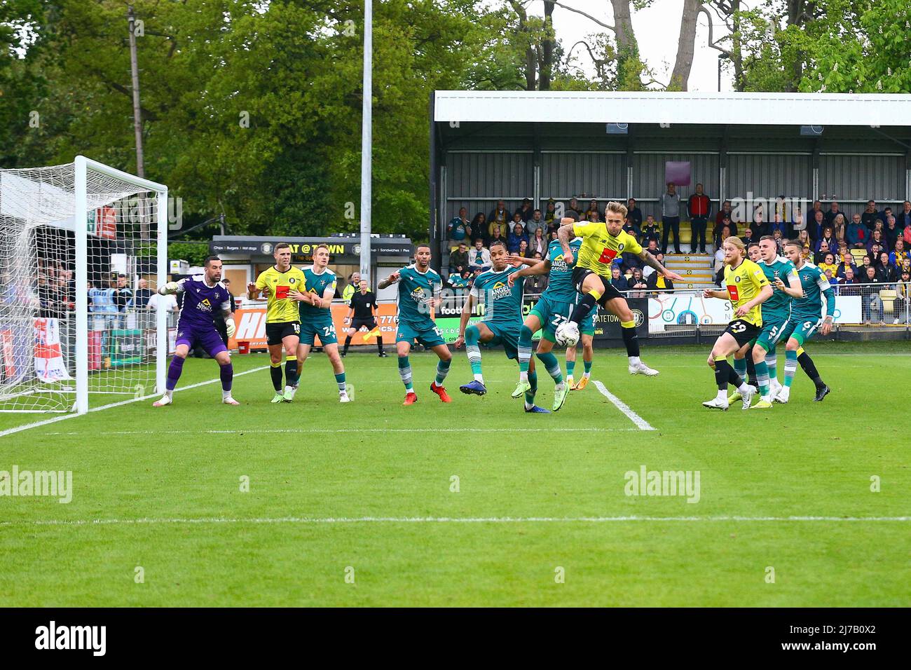 Stade Envirovent, Harrogate, Angleterre - 7th mai 2022 Alex Pattison (16) de Harrogate se met au bal avant Kylian Kouassi (27) de Sutton United - pendant le match Harrogate v Sutton, EFL League 2, 2021/22, au stade Envirovent, Harrogate, Angleterre - 7th mai 2022 crédit : Arthur Haigh/WhiteRosephotos/Alamy Live News Banque D'Images