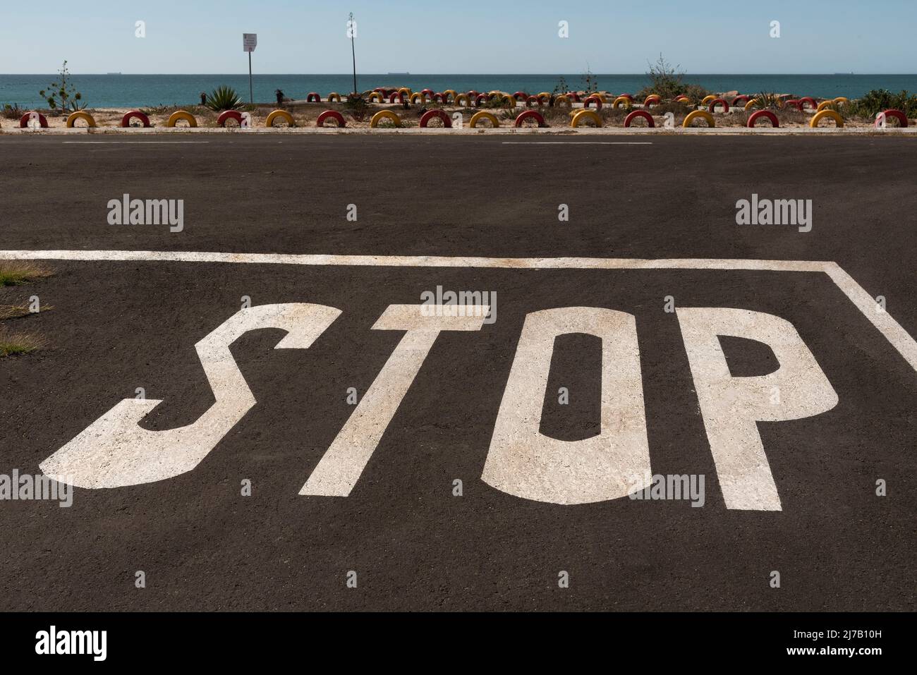 Côte ouest, Afrique du Sud. 2022. Panneau d'arrêt peint à un carrefour à Velddrif sur la côte ouest de l'Afrique australe. Banque D'Images