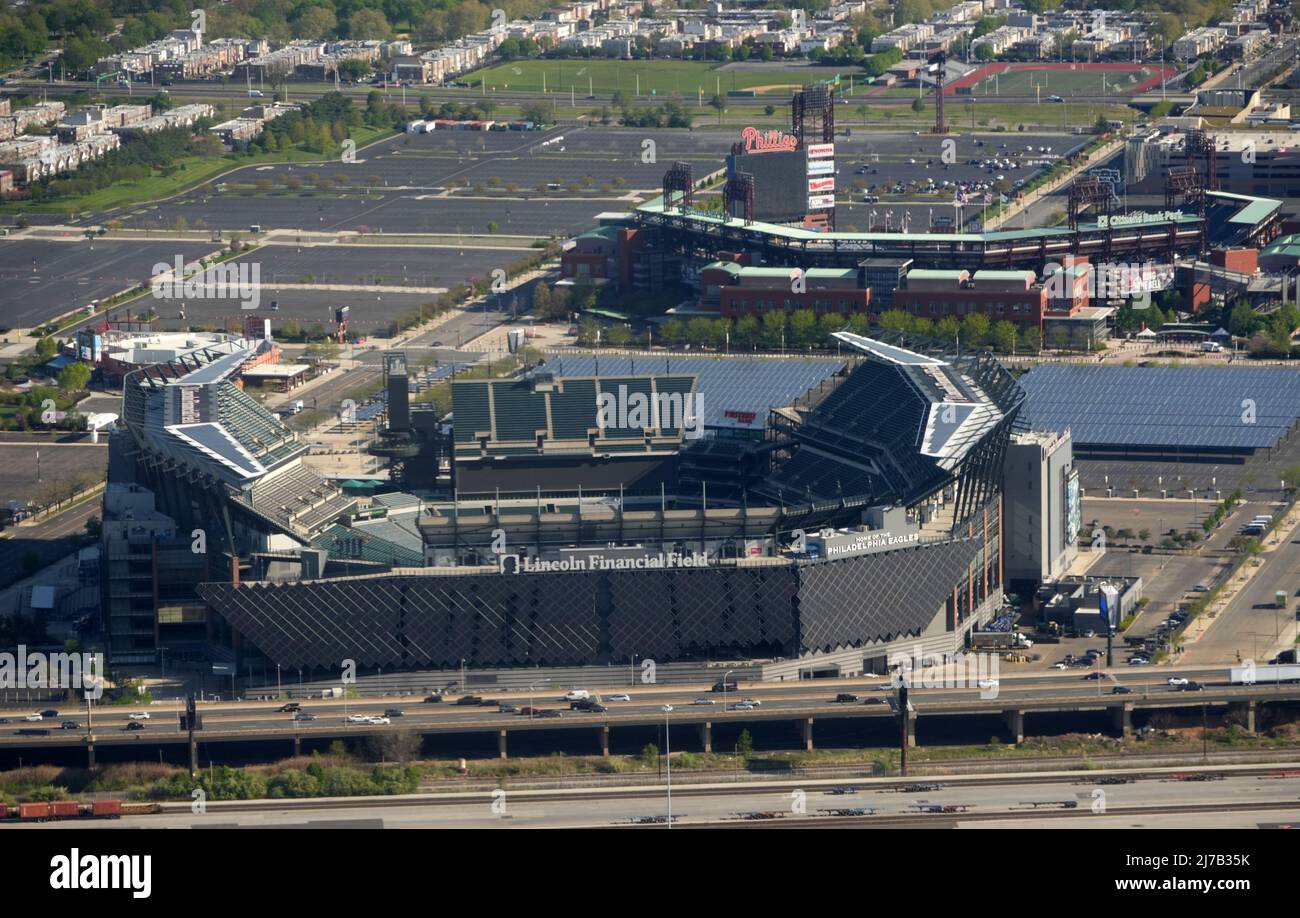 Vue aérienne de Lincoln Financial Field (en premier plan) et Citizens Bank Park, vendredi 29 avril 2022, à Philadelphie. Les stades sont la maison de Th Banque D'Images