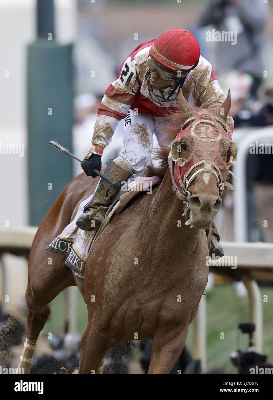 Louisville, États-Unis. 07th mai 2022. Rich Strike avec Jockey Sonny Leon remporte la course du Kentucky Derby 148th à Churchill Downs le samedi 7 mai 2022 à Louisville, Kentucky. Photo de John Sommers II/UPI crédit: UPI/Alay Live News Banque D'Images