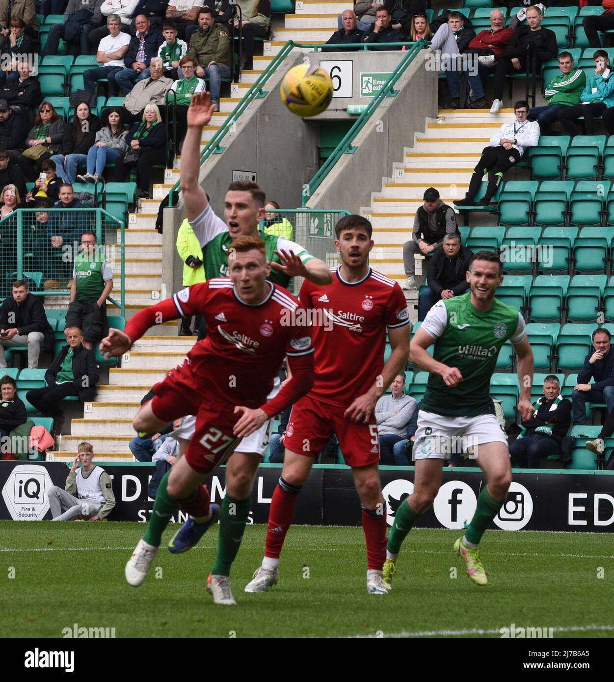 Easter Road Stadium, Edimbourg.Scotland Royaume-Uni. 7th Mai 22 Hibernian vs Aberdeen Cinch Premiership Match .Aberdeen's David Bates Miss with a header Credit: eric mccowat/Alay Live News Banque D'Images