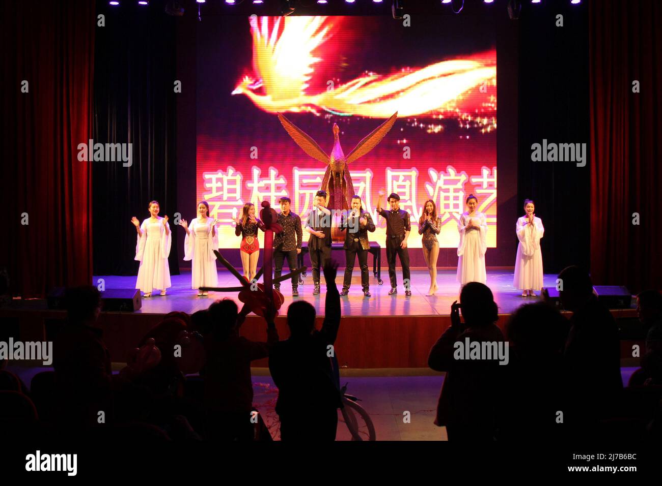 ZHANGJIAJIE, CHINE - 3 AVRIL 2019 - les touristes profitent d'un spectacle magique à l'hôtel Country Garden Phoenix à Zhangjiajie, dans la province du Hunan, En Chine centrale Banque D'Images