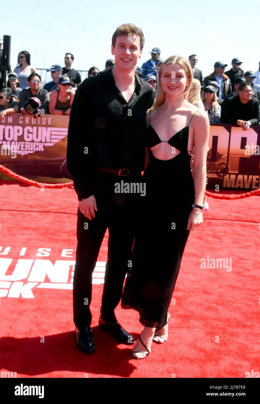 San Diego, Californie, États-Unis 4th mai 2022 Josh 'Bru' Brubaker et Anna Sitar assistent à la première mondiale de Top Gun: Maverick à l'USS MIDWAY le 4 mai 2022 à San Diego, Californie, États-Unis. Photo par Barry King/Alay stock photo Banque D'Images