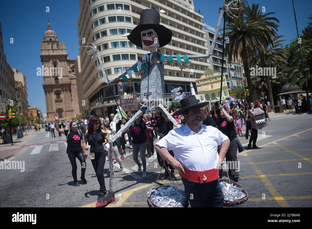 Un groupe de manifestants est vu porter une marionnette géante alors qu'ils participent à une manifestation en faveur de la Casa invisible dans le centre-ville. Les habitants de la "maison invisible", un centre social et culturel qui est occupé depuis 2007, sont sur le point d'être expulsés après un long conflit avec la mairie de Malaga. La "maison invisible" a été établie dans le centre de Malaga comme un centre social, culturel et alternatif dirigé par des artistes locaux. Banque D'Images